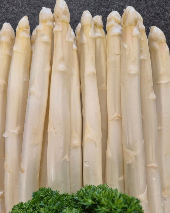 VOLOP HET SEIZOEN VAN DEZE OVERHEERLIJKE BELGISCHE ASPERGES 😋😋 te verkrijgen bij T Fruithu....