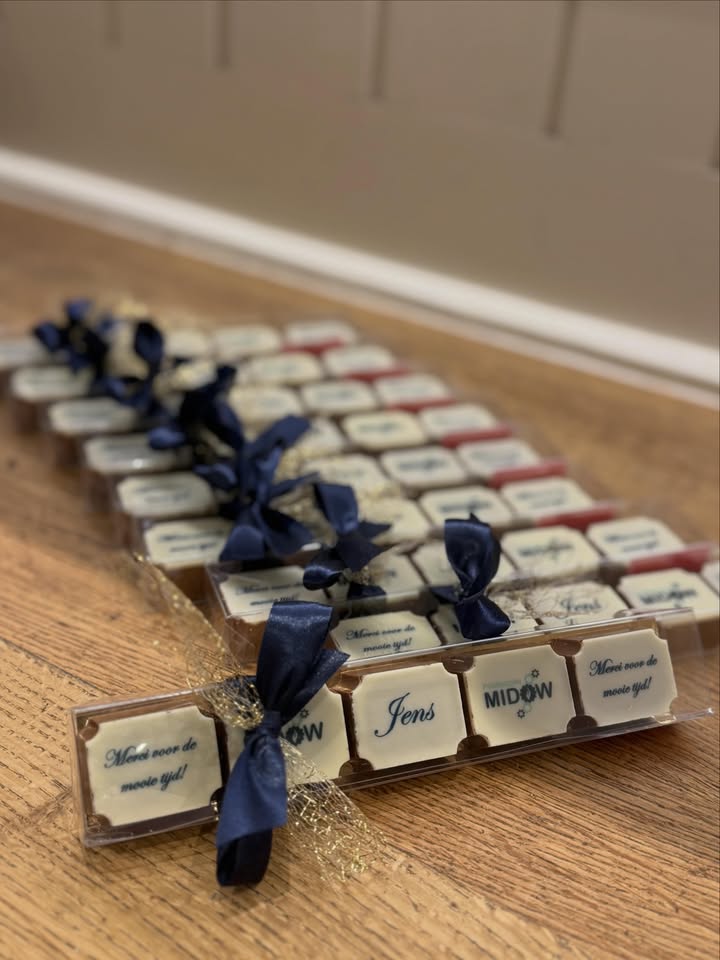 Saying goodbye in style 🔷
#personalizedgift #logopralines #chocolatdejulie #chocolatedebrujas #bruggechocolates